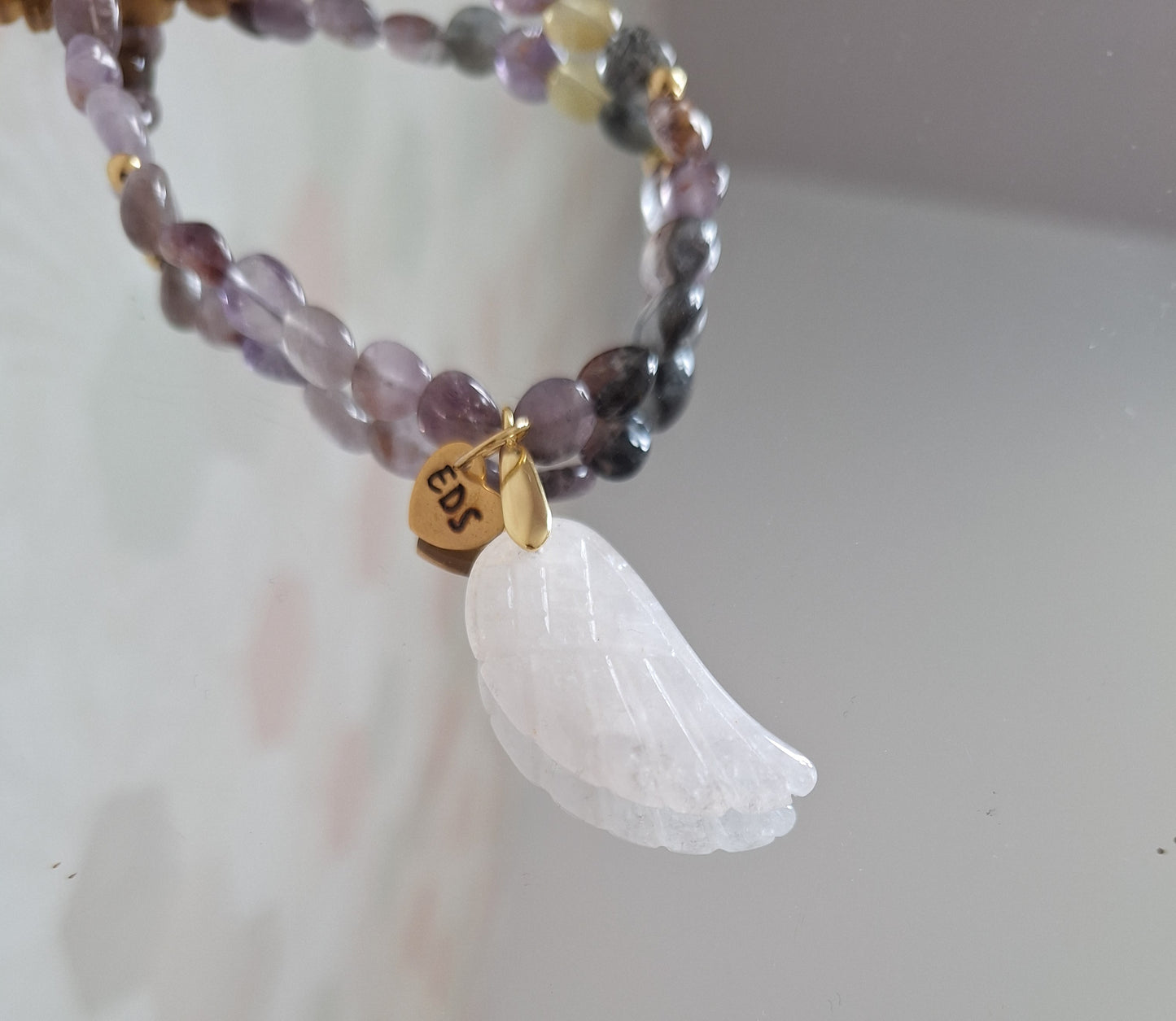 Collier en Super Seven et plume de Quartz Blanc.