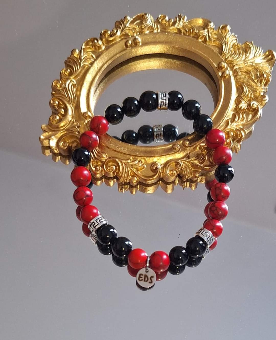 Bracelet Homme en Howlite teinté rouge et Onyx noir.