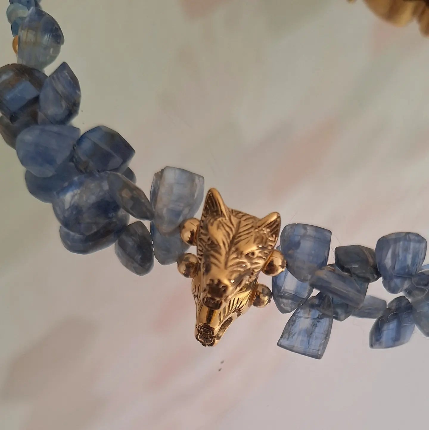 Collier tête de Loup et Cyanite.