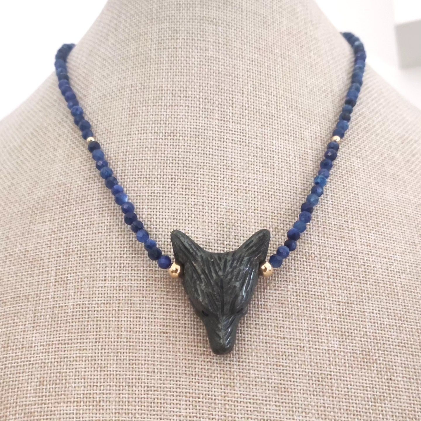 Collier Loup en Pyrite et perles de Kyanite